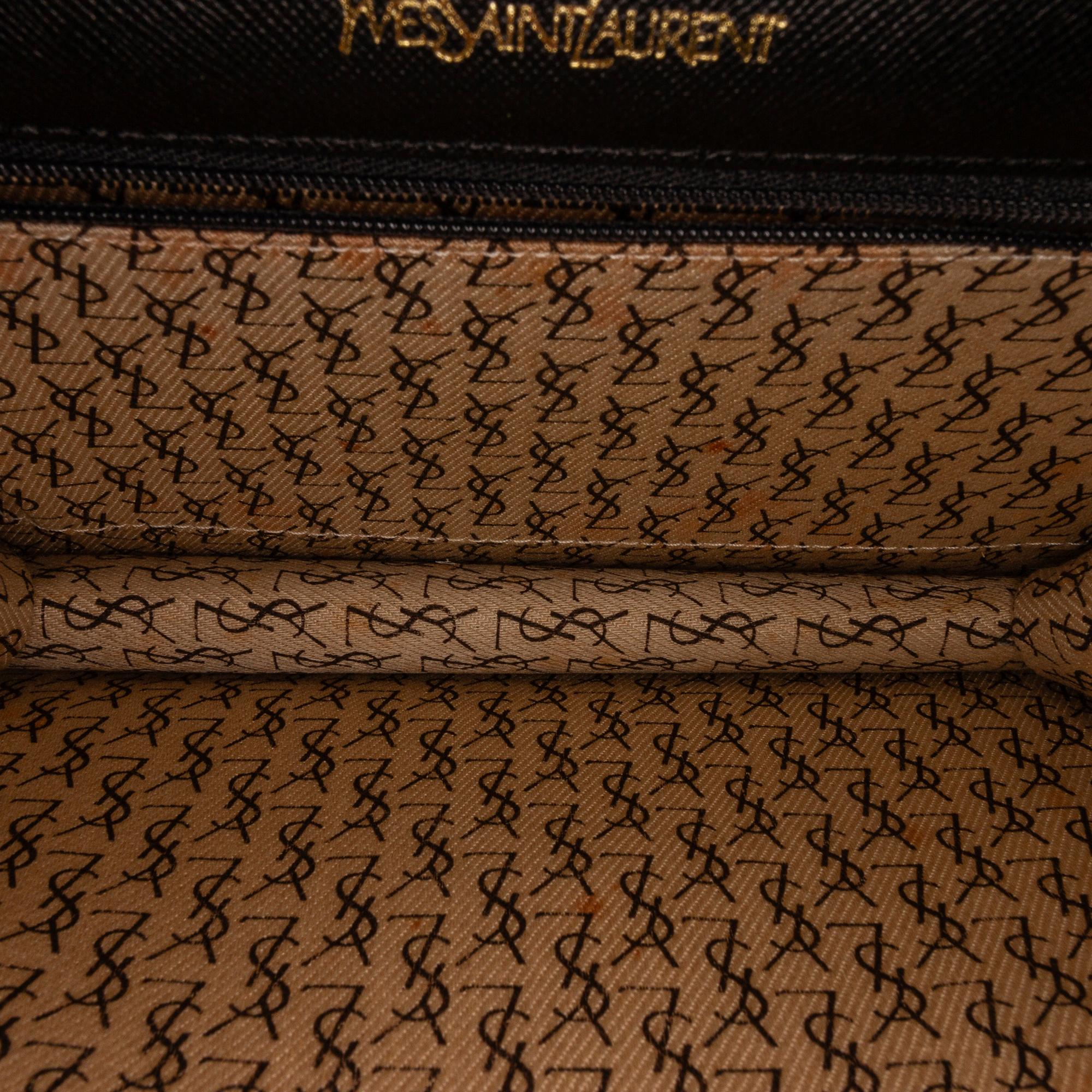 Saint Laurent Calf Leather Clutch (SHG-Gkqldx)