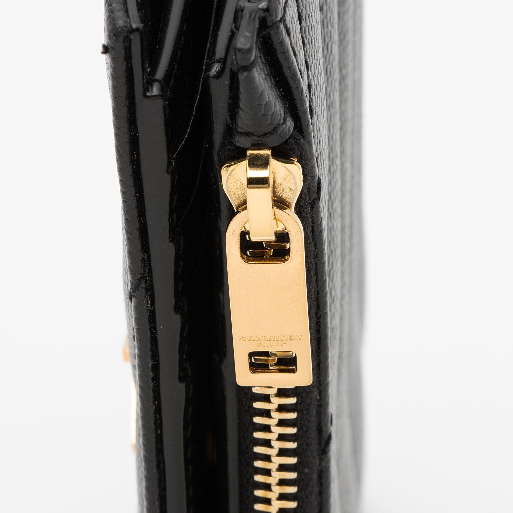 Saint Laurent Grain de Poudre Monogram Cassandre Fragments Bi-Fold Wallet (SHF-pjyvyg)