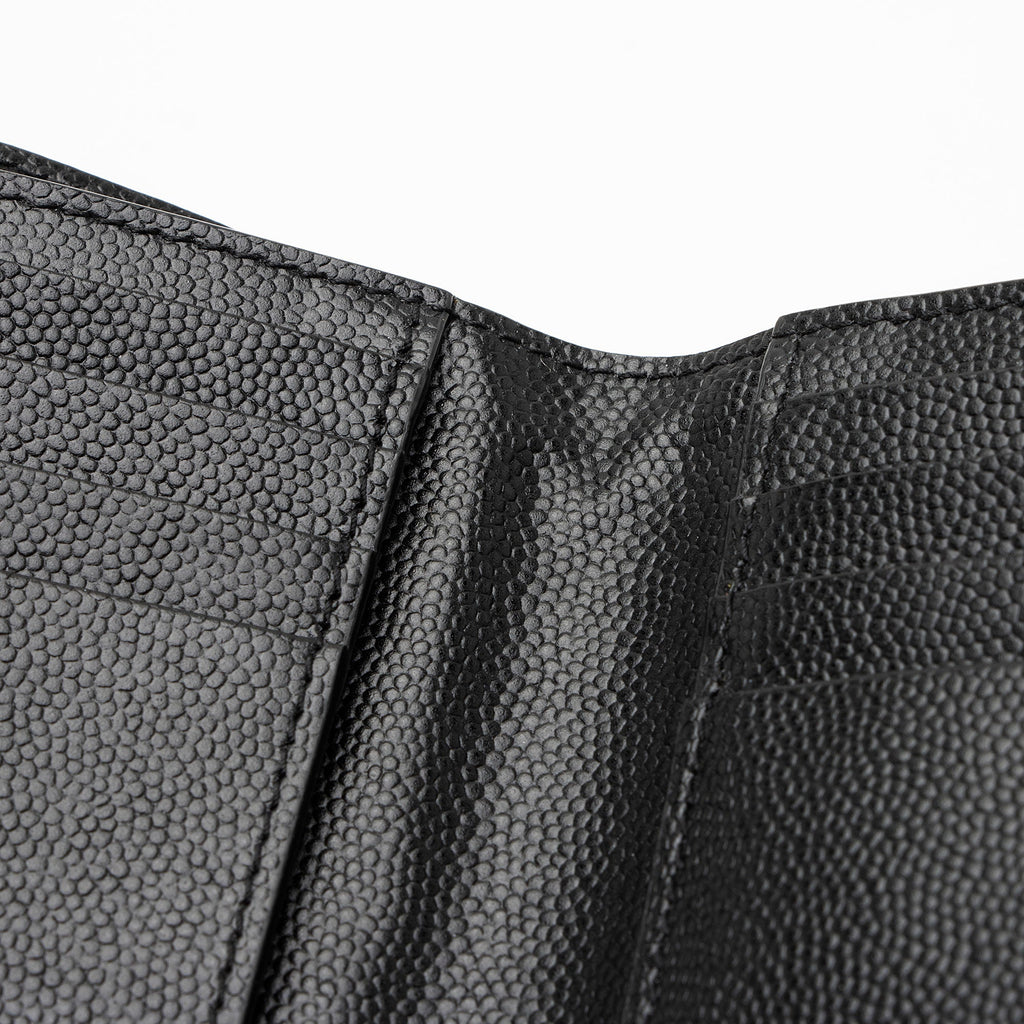 Saint Laurent Grain de Poudre Monogram Cassandre Fragments Bi-Fold Wallet (SHF-pjyvyg)