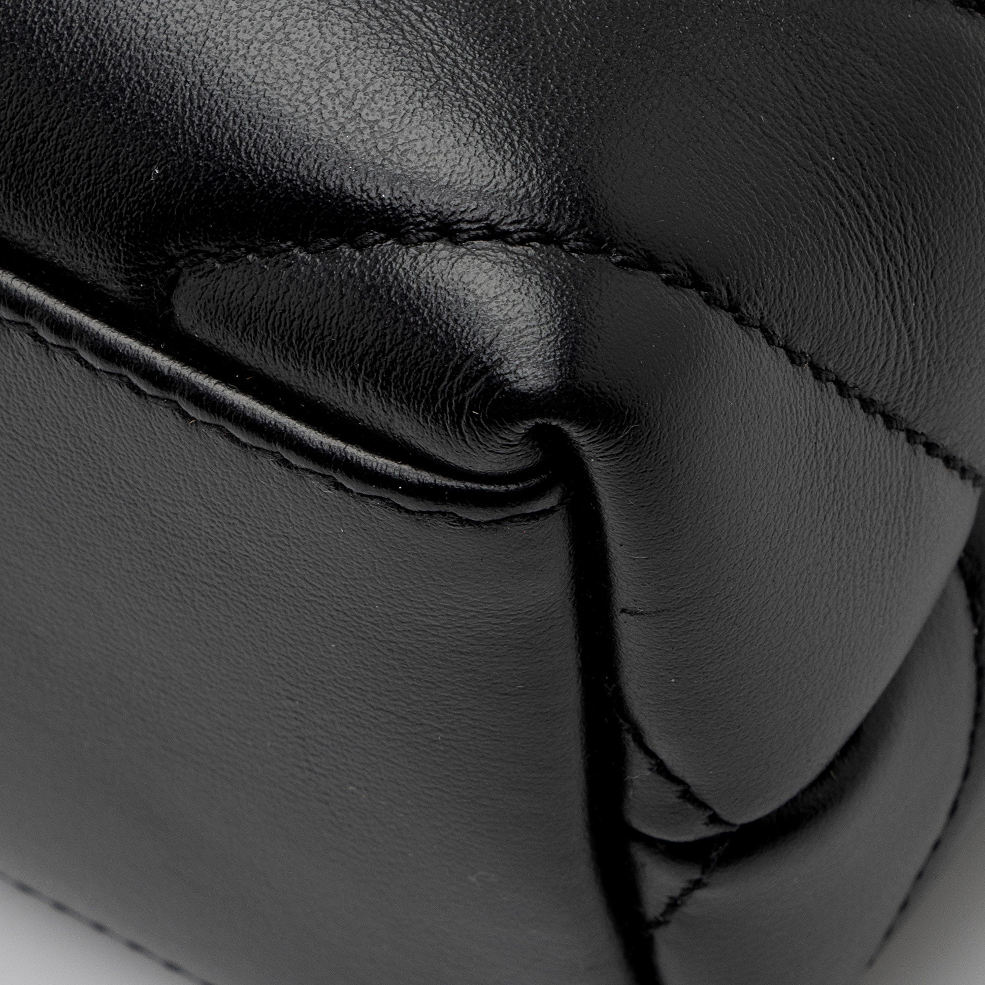 Saint Laurent Matelasse Calfskin Monogram LouLou Chain Small Crossbody Bag (SHF-8o8aXB)