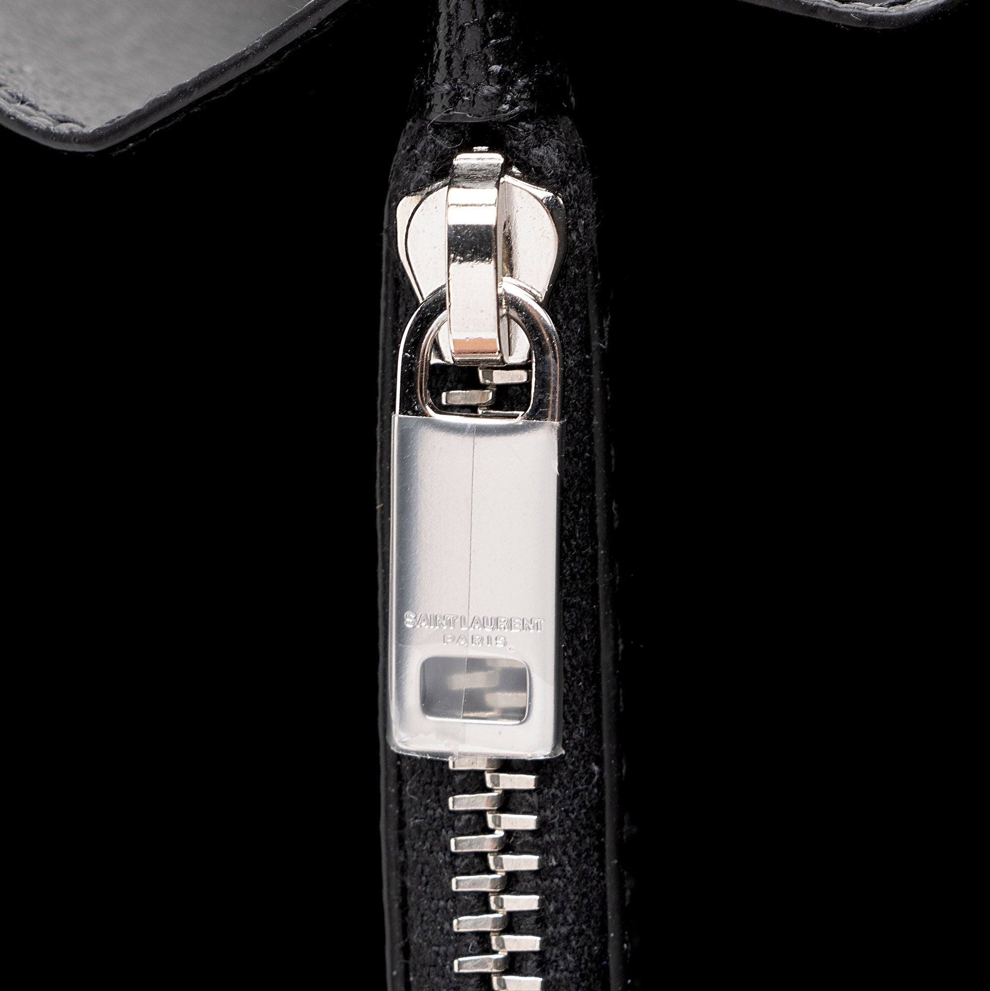 Saint Laurent Matelasse Grain de Poudre Monogram Chain Wallet (SHF-JxENie)