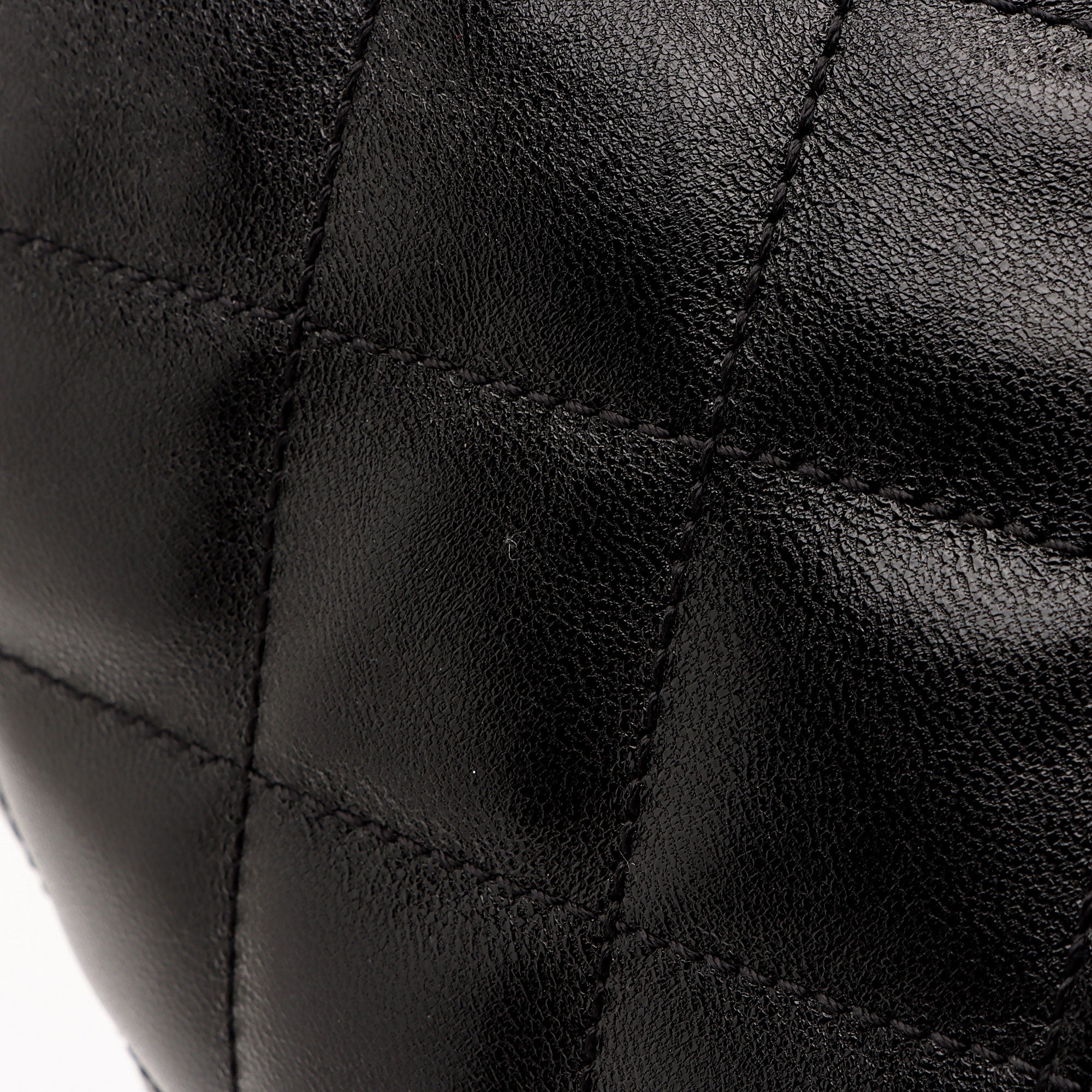 Saint Laurent Quilted Lambskin Pouch (SHF-ixv7Bg)