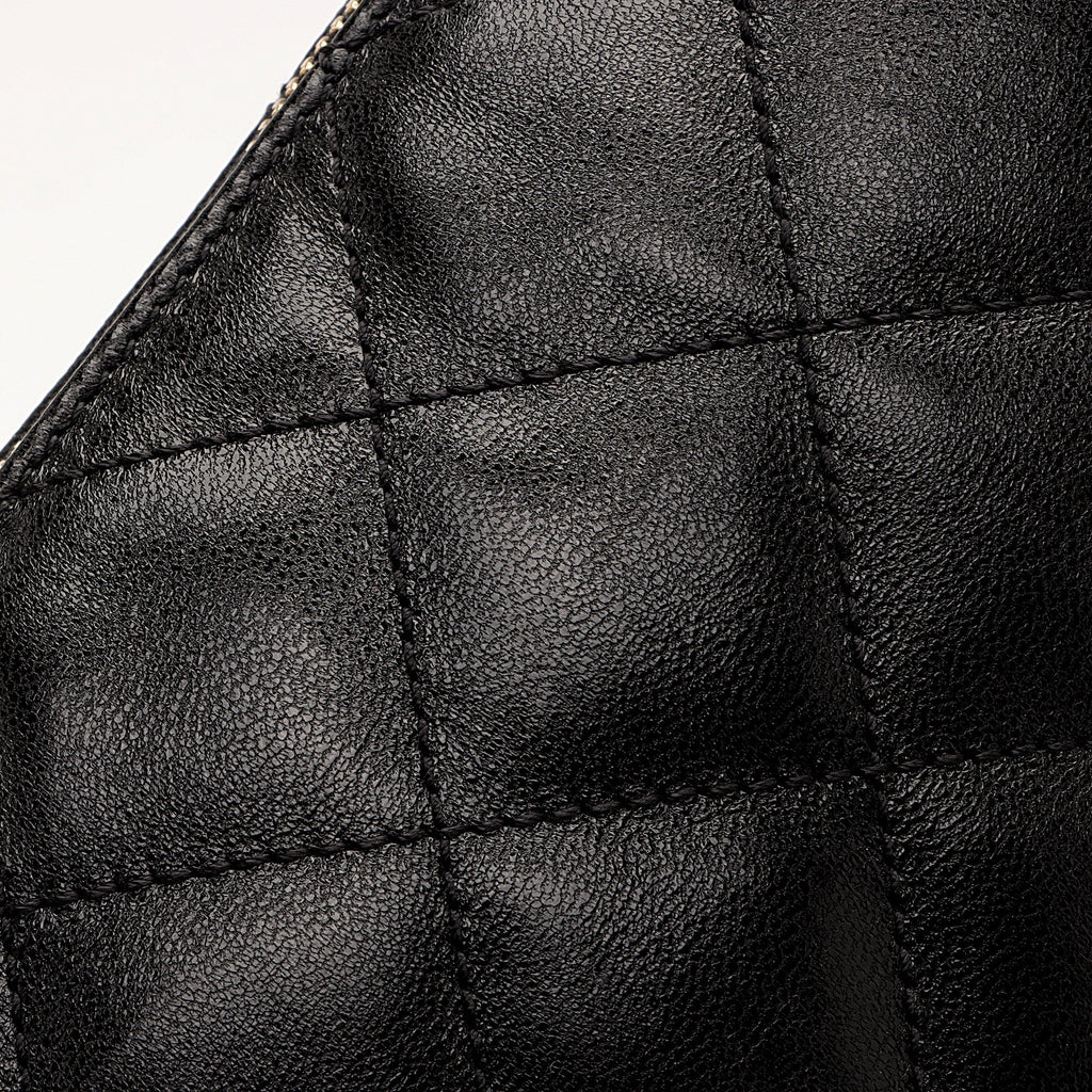 Saint Laurent Quilted Lambskin Pouch (SHF-ixv7Bg)