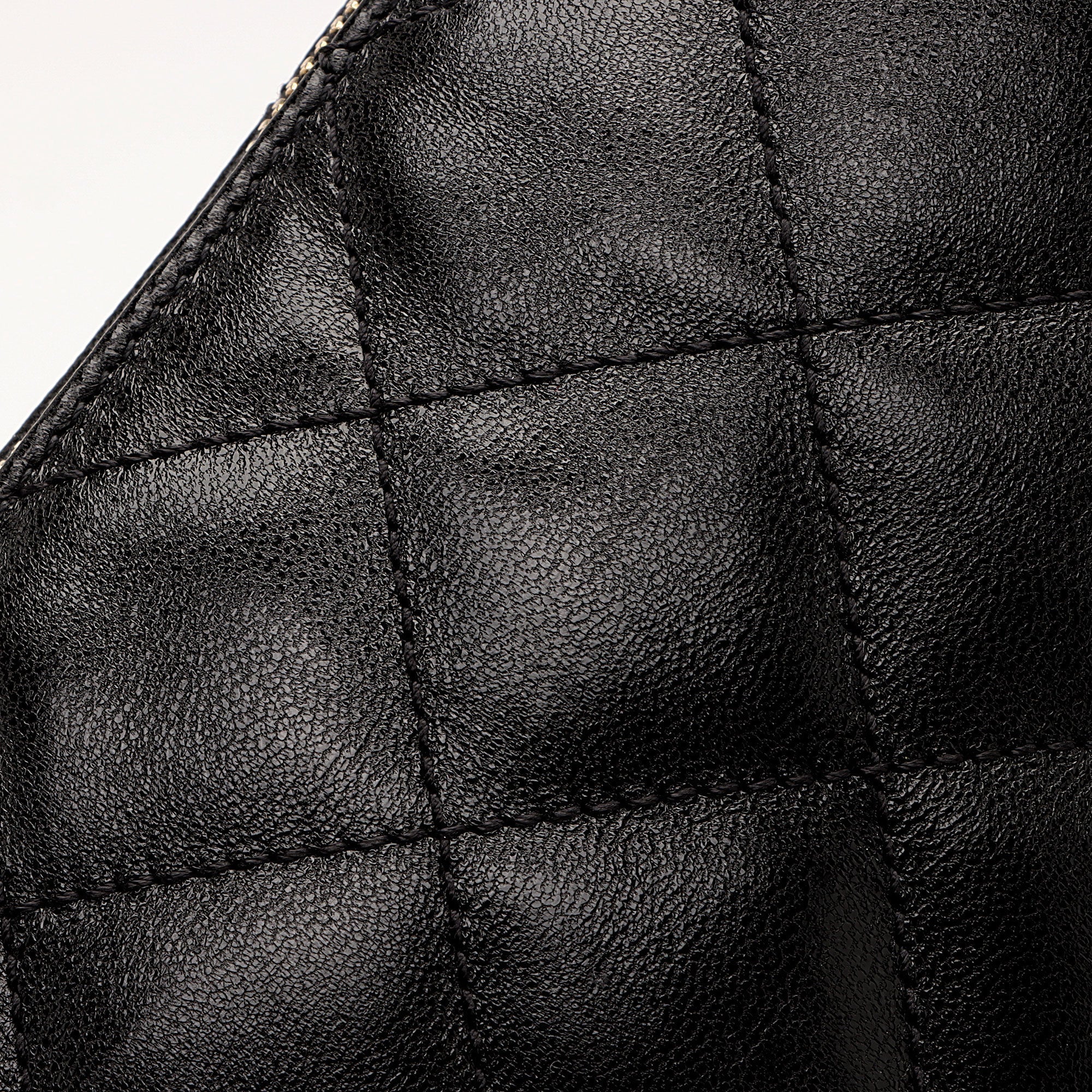 Saint Laurent Quilted Lambskin Pouch (SHF-ixv7Bg)