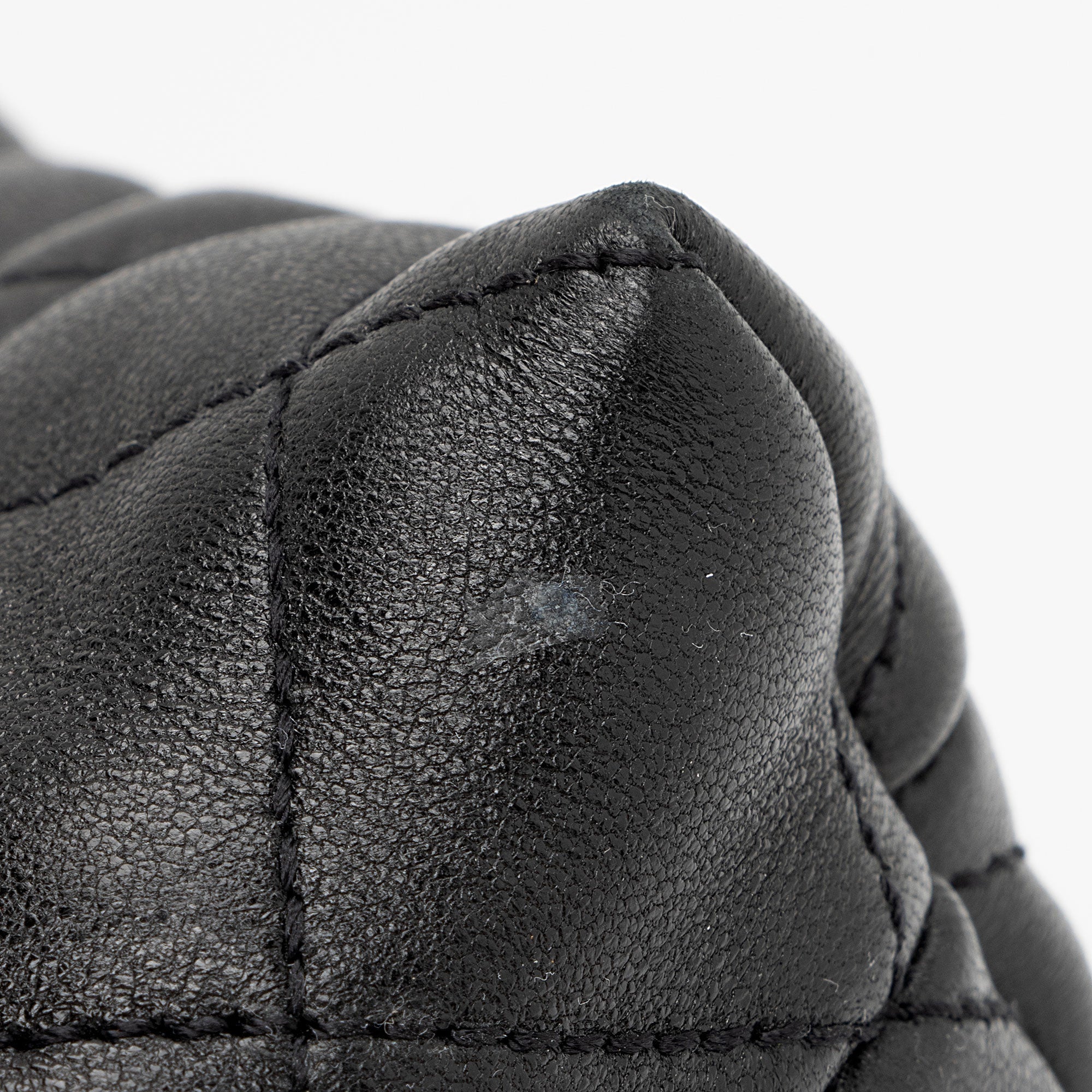 Saint Laurent Quilted Lambskin Pouch (SHF-wmqUwV)