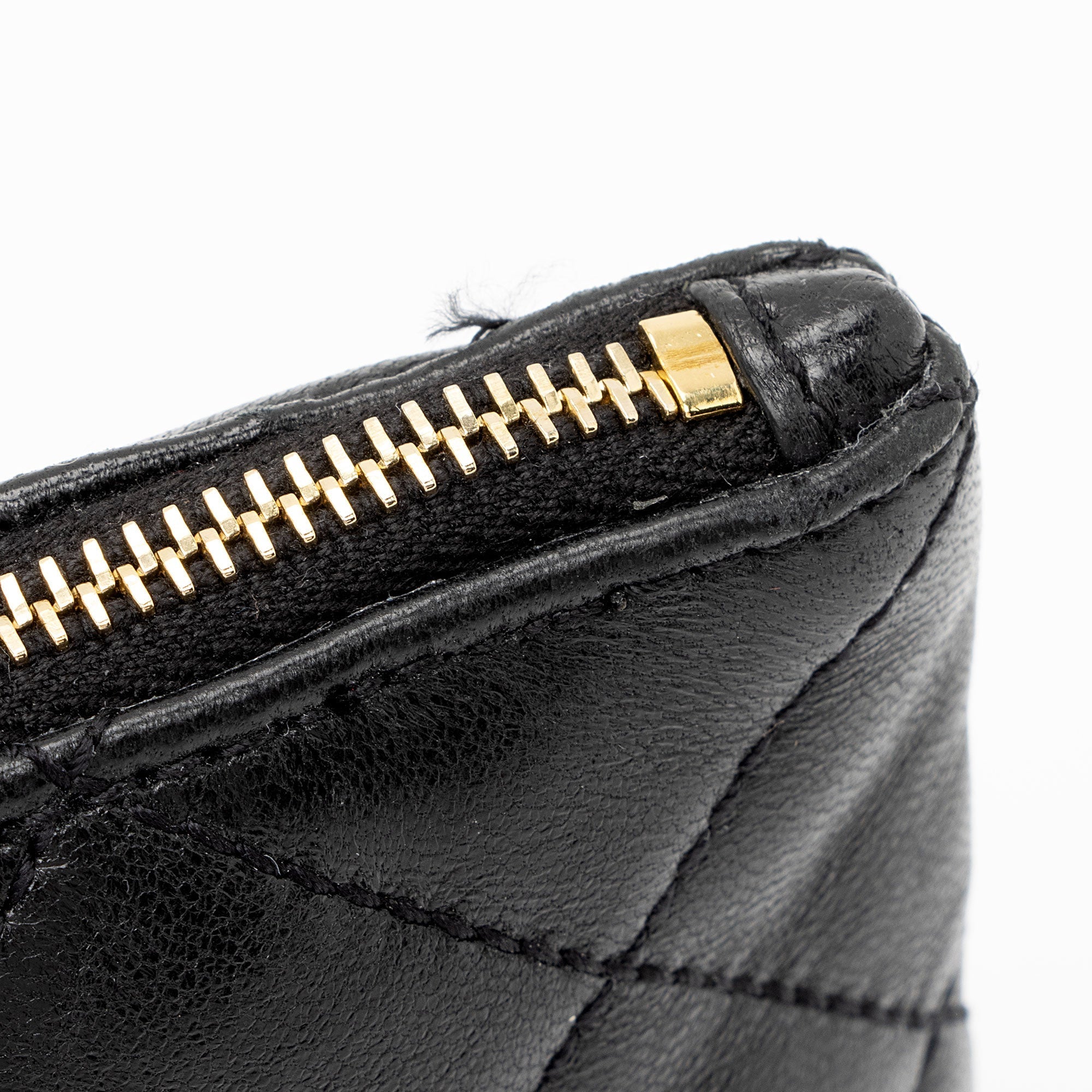 Saint Laurent Quilted Lambskin Pouch (SHF-wmqUwV)