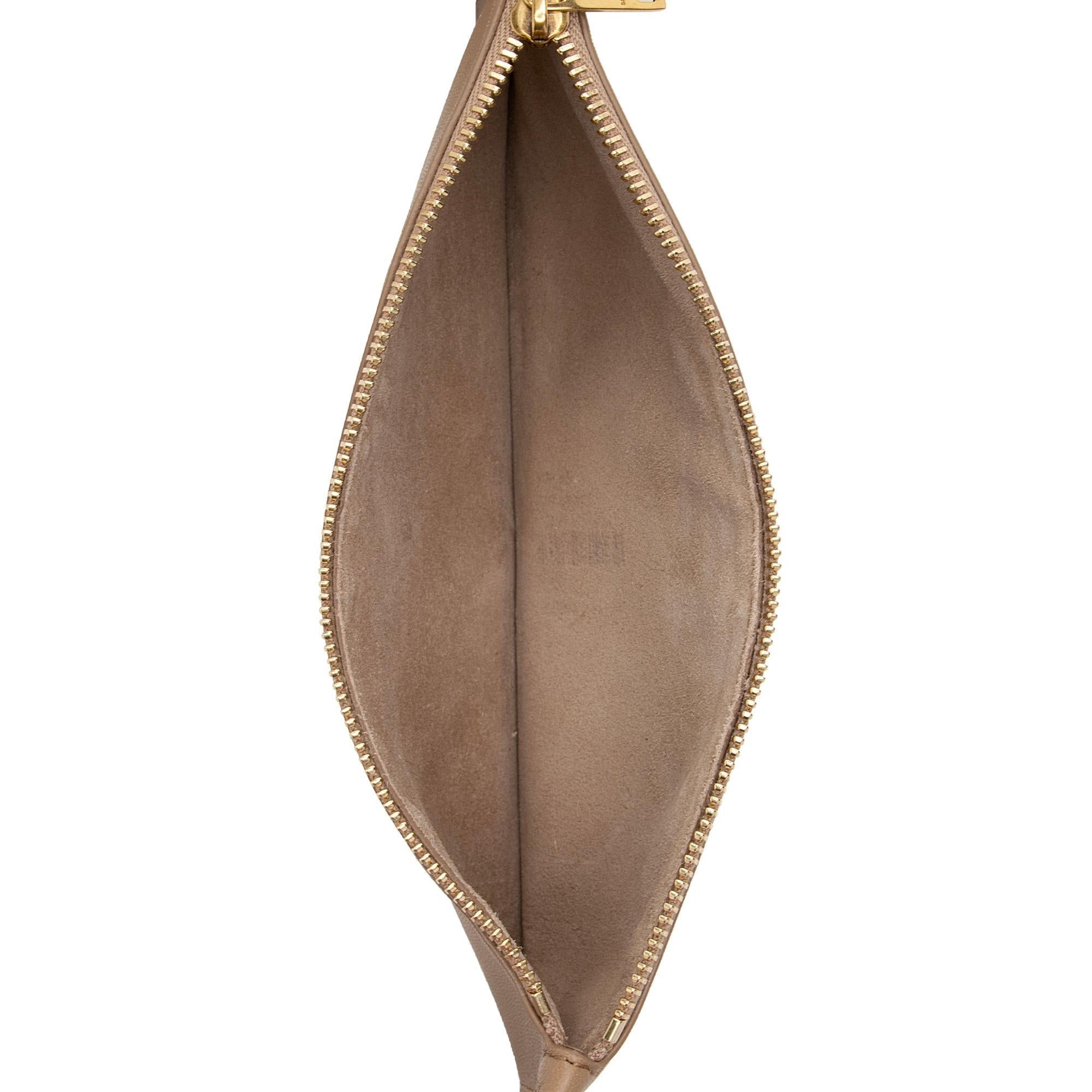 Saint Laurent Smooth Calfskin Paris VII Flat Medium Hobo (SHF-cypHQU)