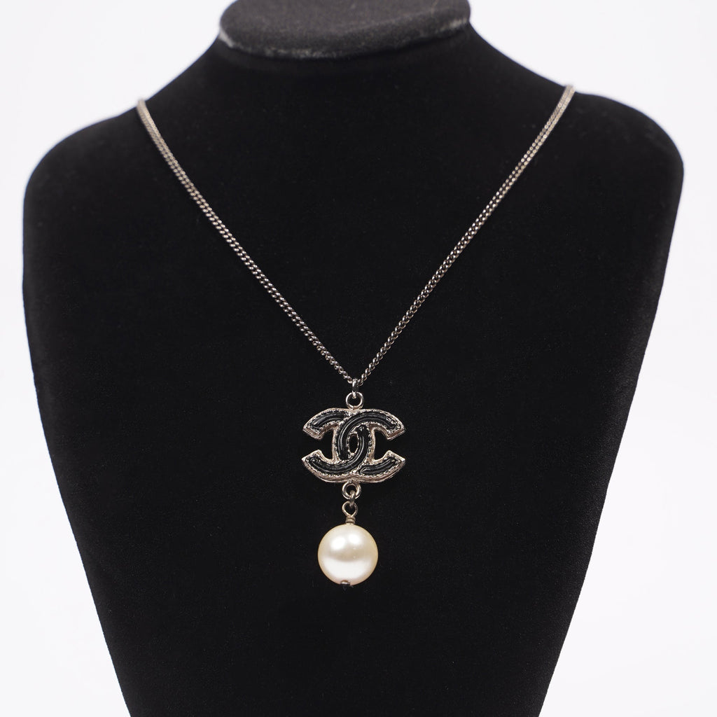 Chanel Pearl Logo Necklace Silver / Black Base Metal