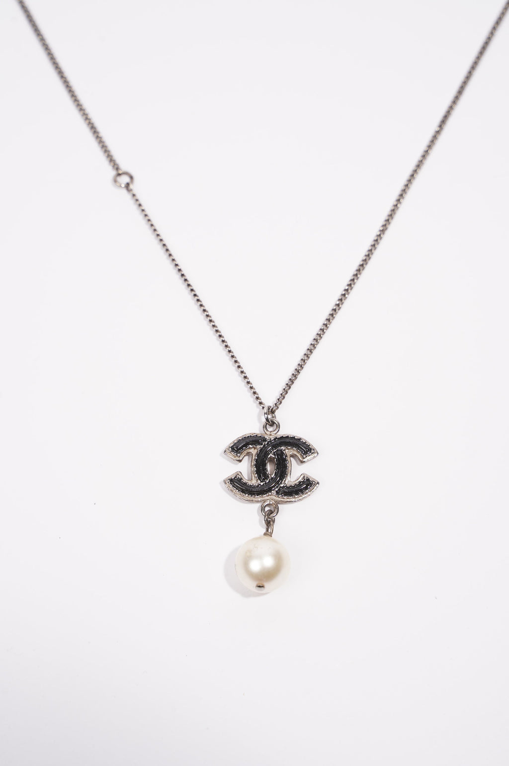 Chanel Pearl Logo Necklace Silver / Black Base Metal