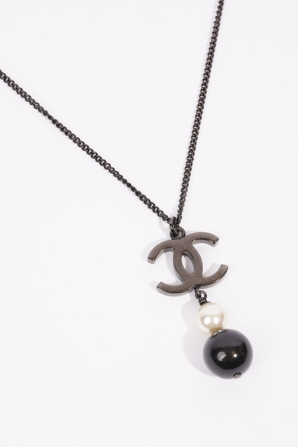Chanel Double Pearl Logo Necklace Black / Pearl Base Metal