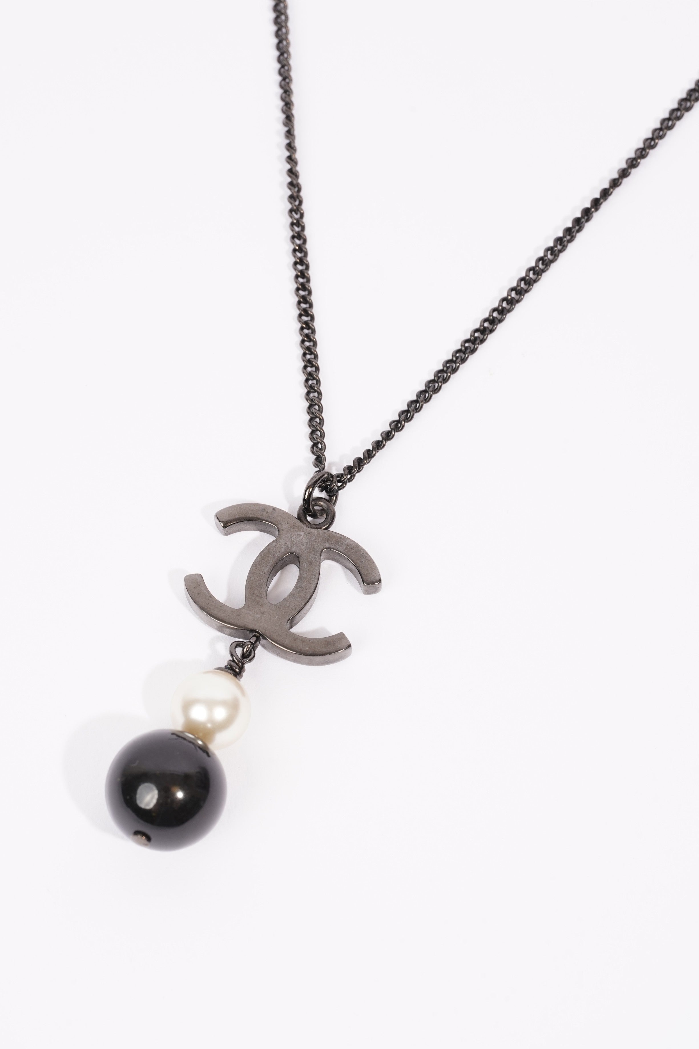 Chanel Double Pearl Logo Necklace Black / Pearl Base Metal