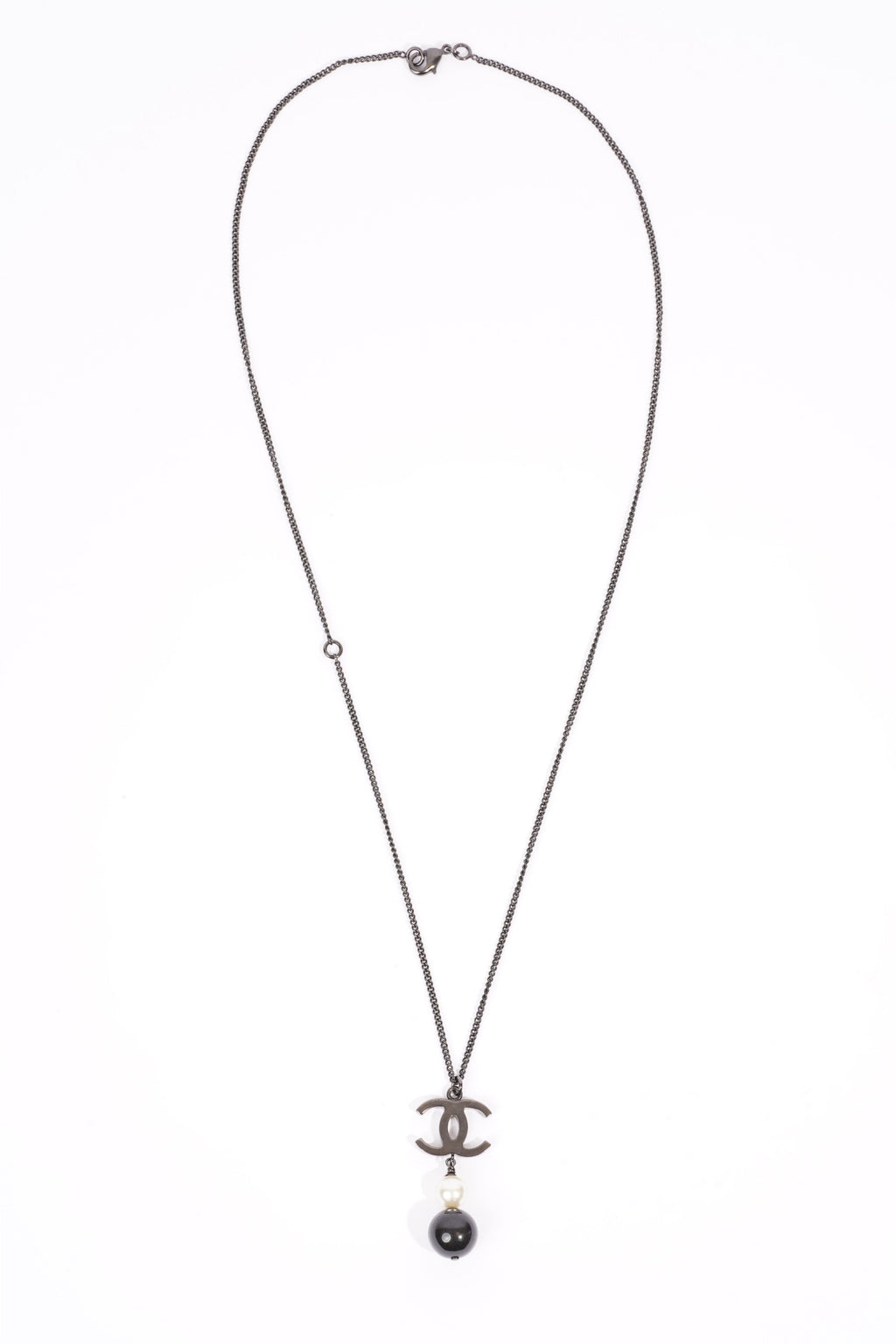 Chanel Double Pearl Logo Necklace Black / Pearl Base Metal