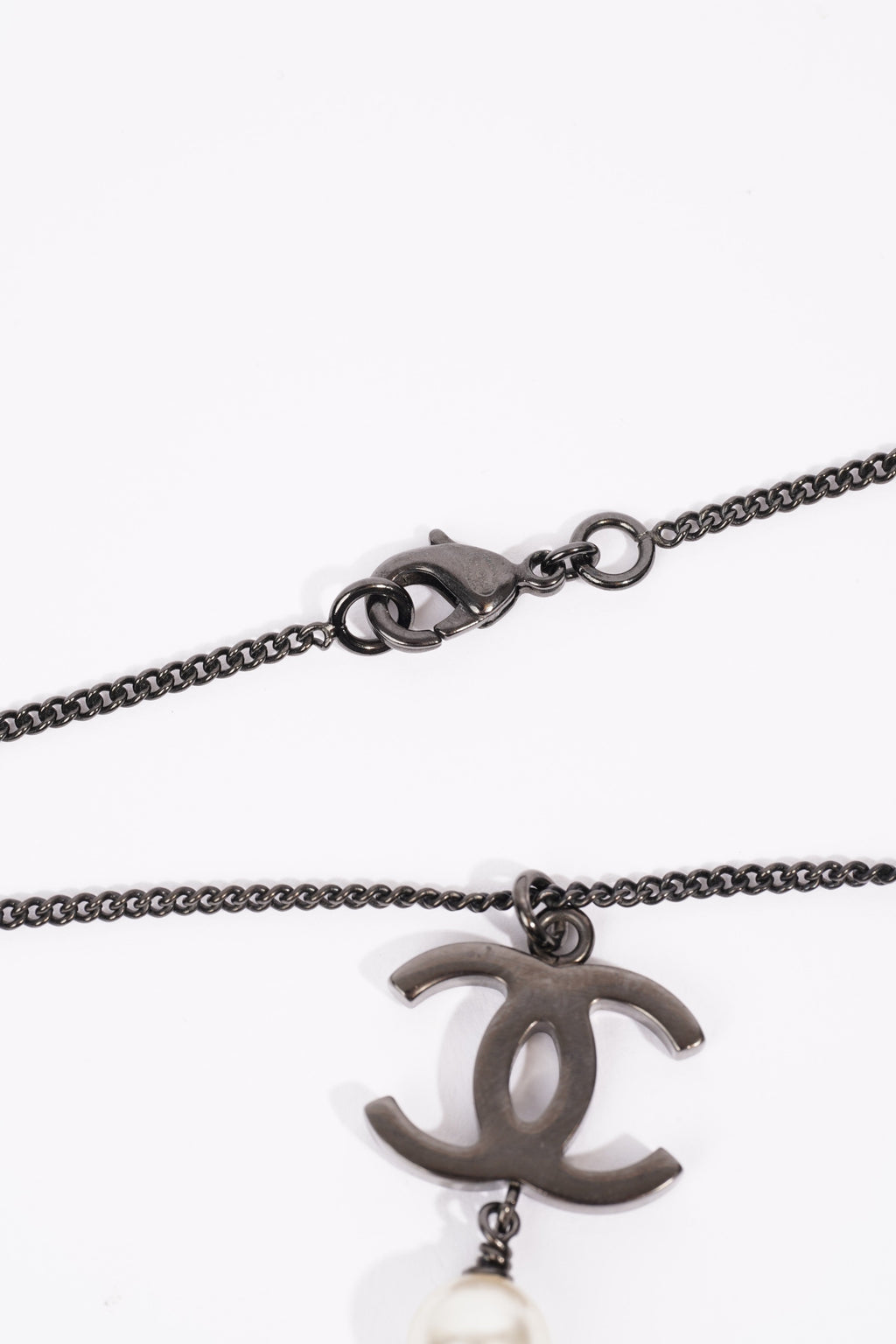Chanel Double Pearl Logo Necklace Black / Pearl Base Metal