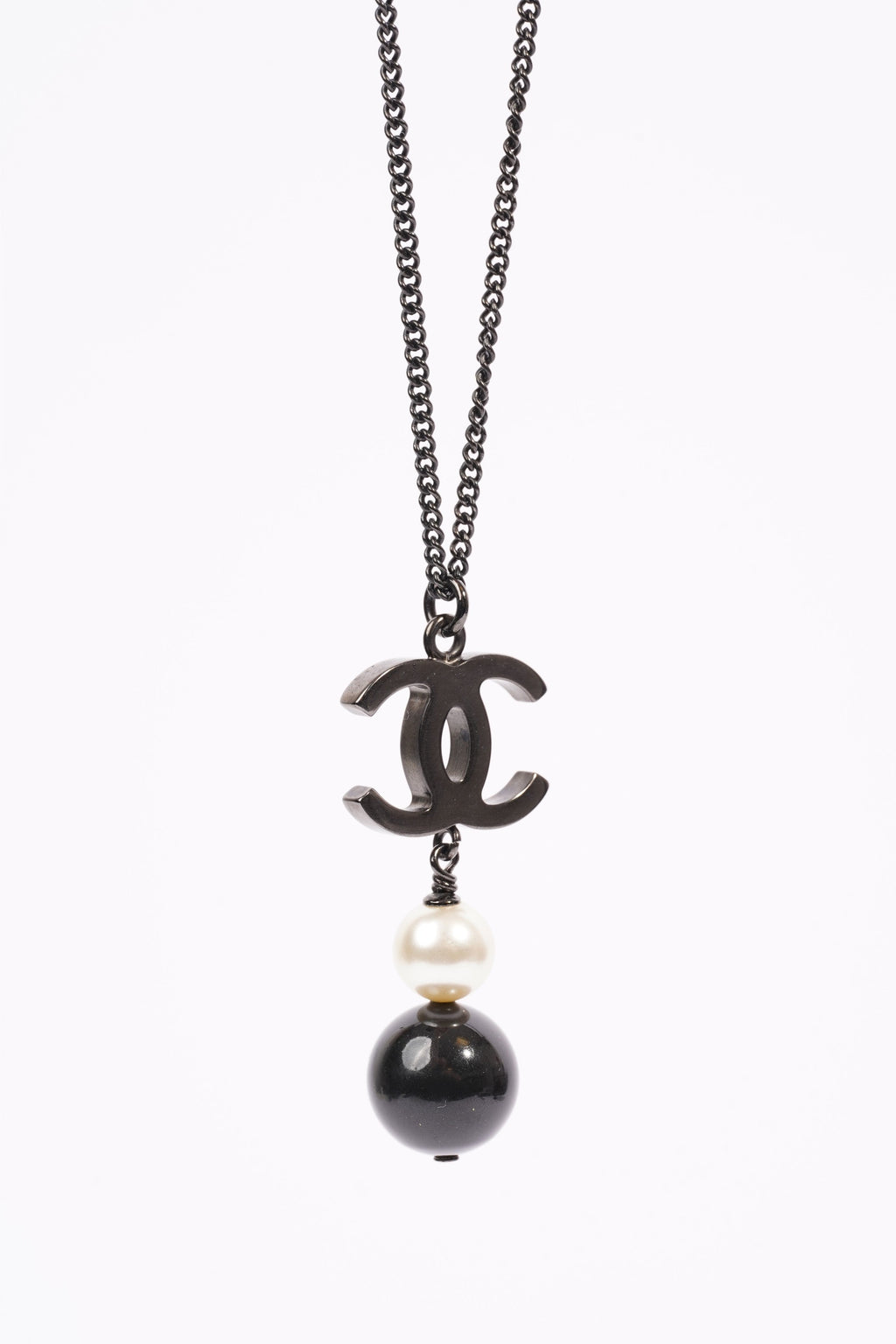 Chanel Double Pearl Logo Necklace Black / Pearl Base Metal