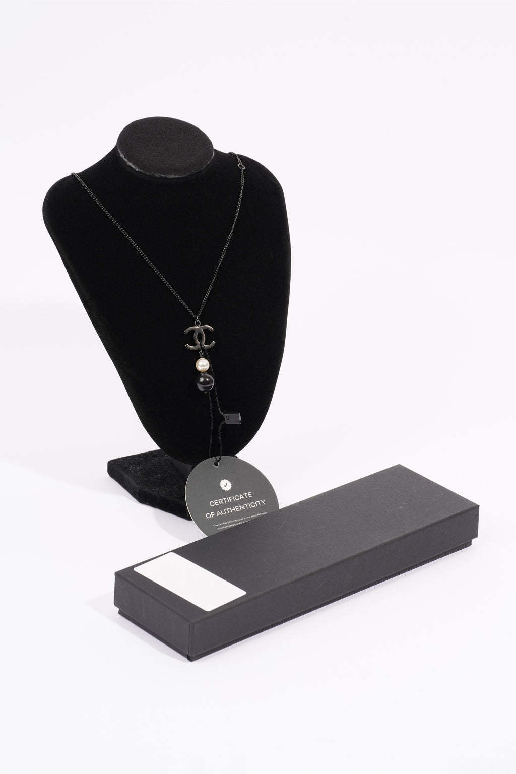 Chanel Double Pearl Logo Necklace Black / Pearl Base Metal