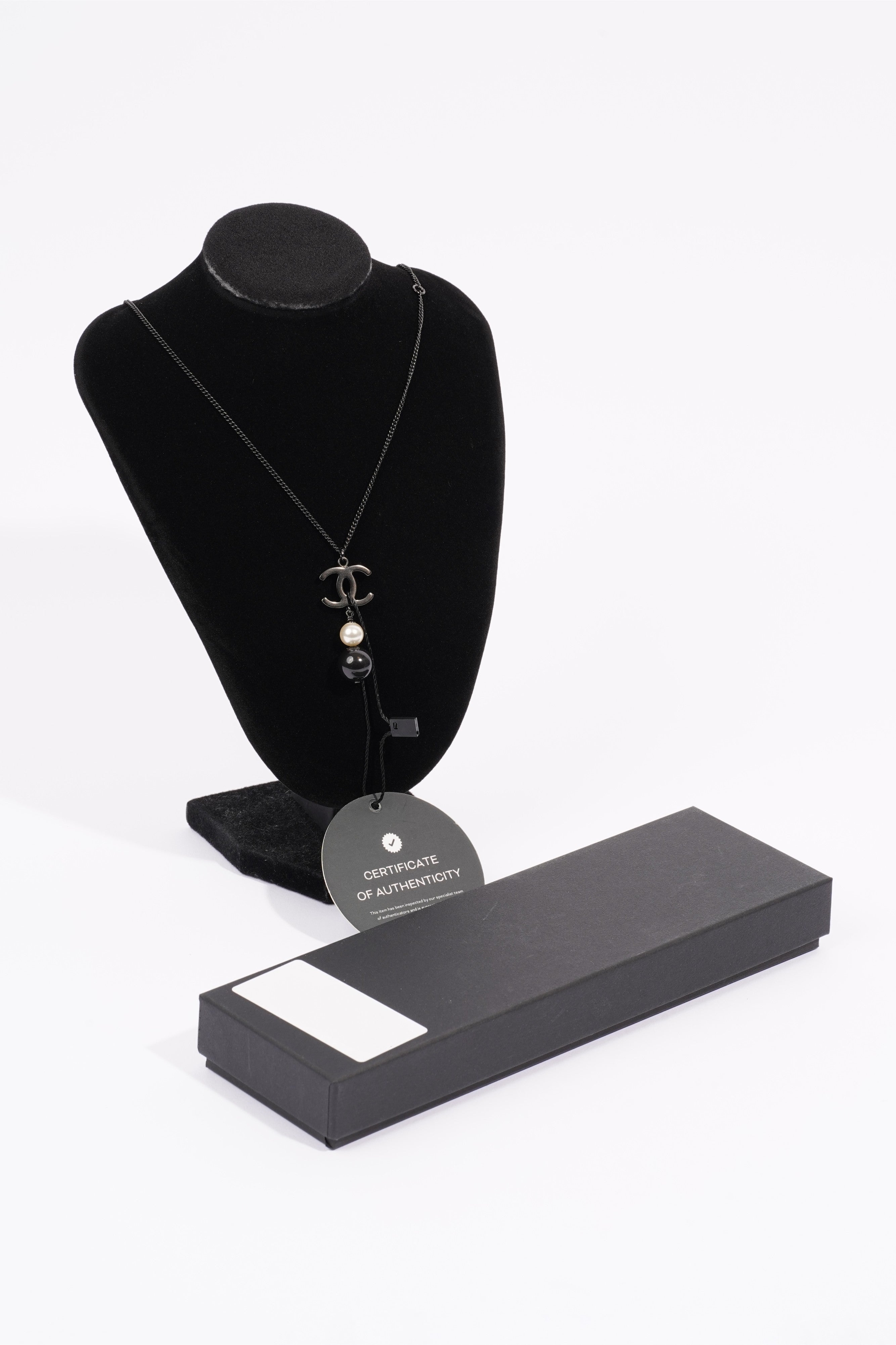 Chanel Double Pearl Logo Necklace Black / Pearl Base Metal