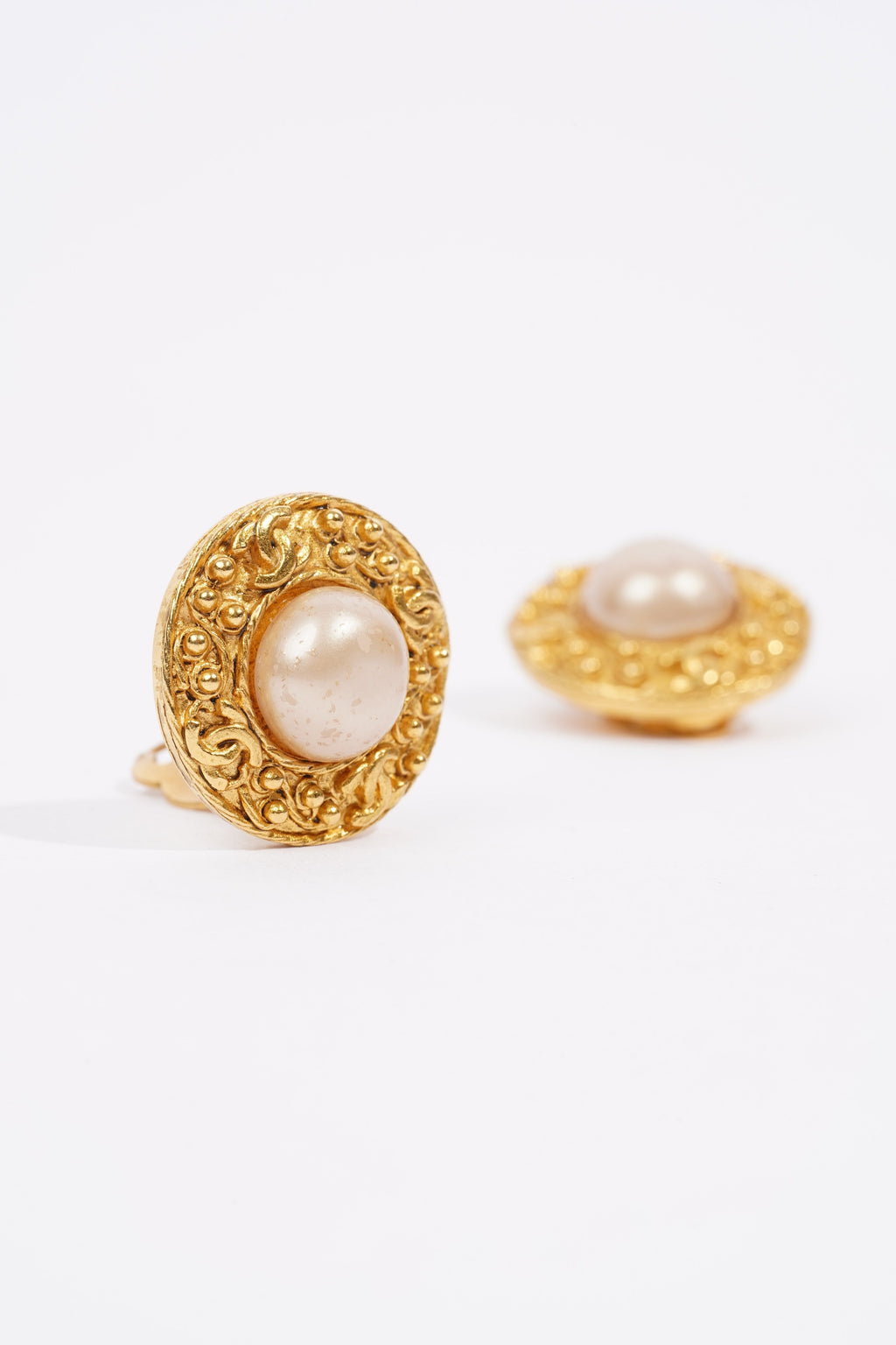 Chanel Gripoix Logo Earings Gold / Gripoix Base Metal