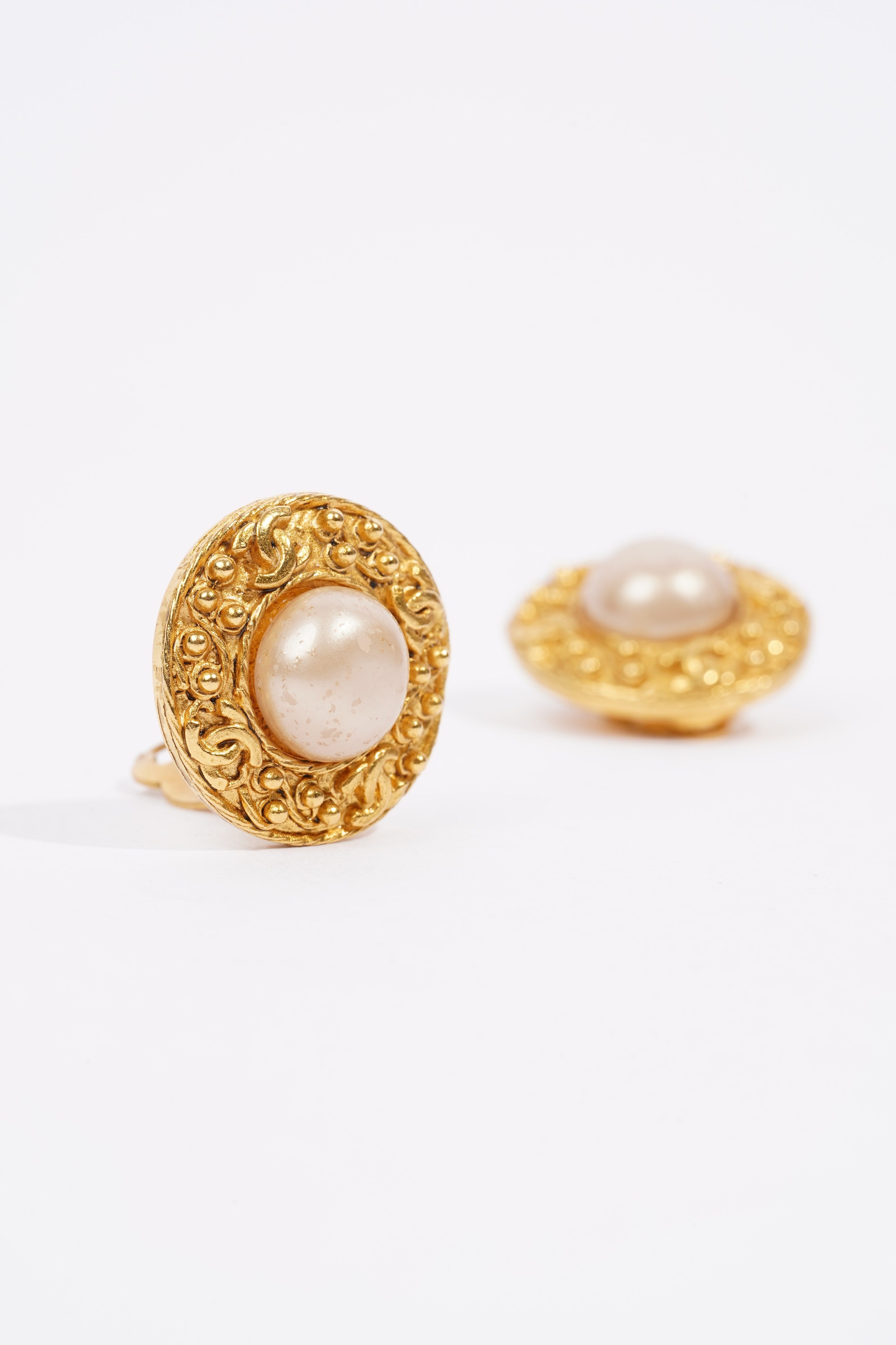 Chanel Gripoix Logo Earings Gold / Gripoix Base Metal