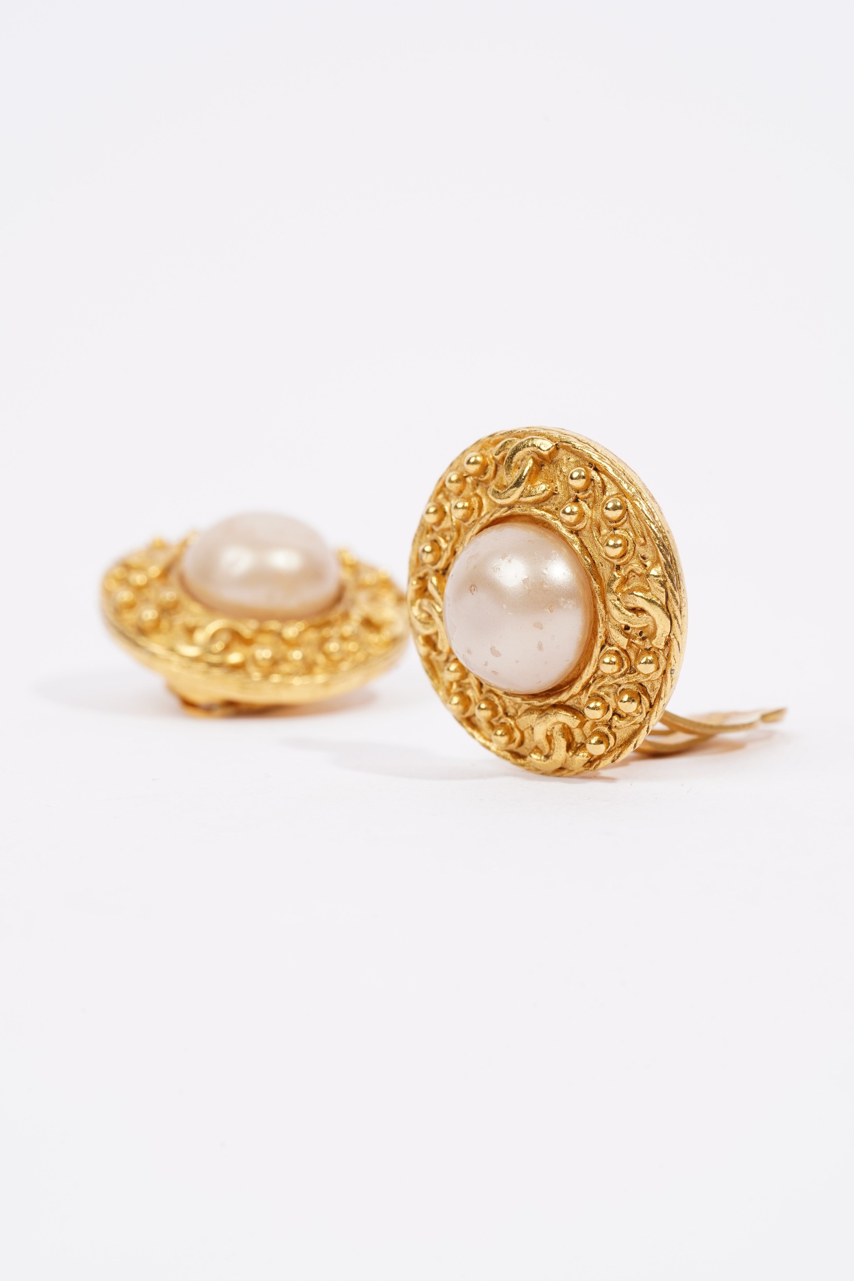 Chanel Gripoix Logo Earings Gold / Gripoix Base Metal