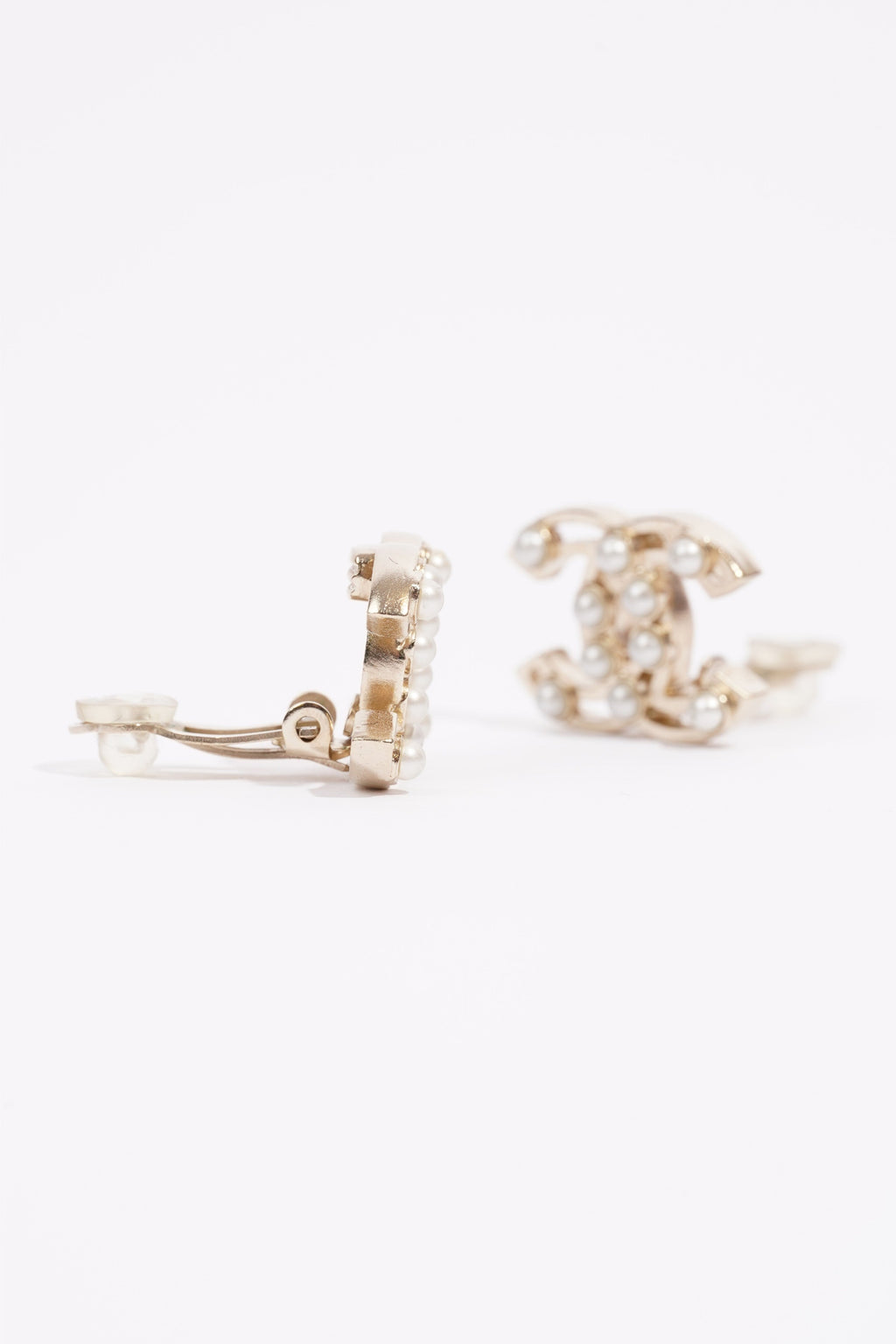 Chanel Logo Pearl Earring Silver / Pearl Base Metal