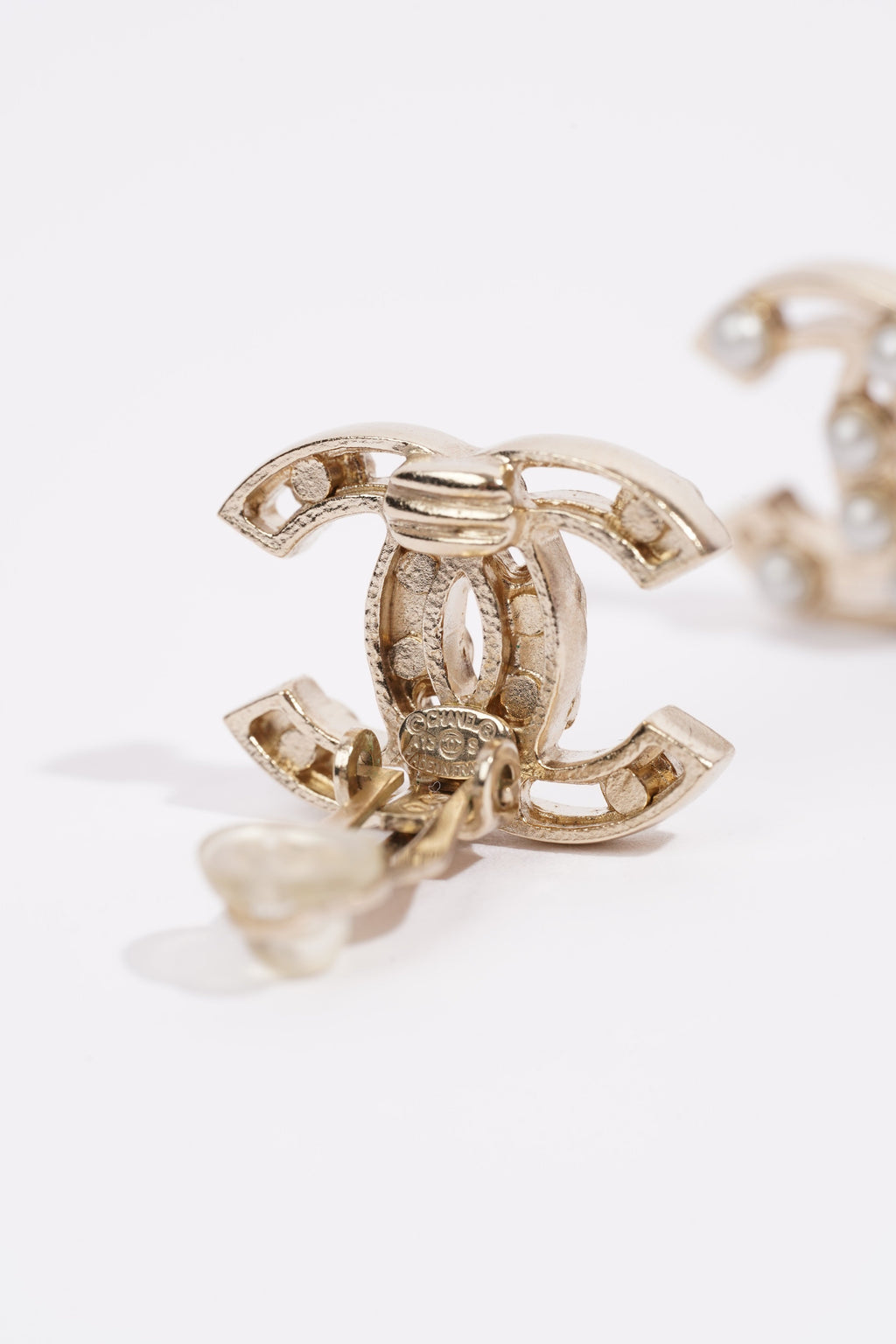Chanel Logo Pearl Earring Silver / Pearl Base Metal
