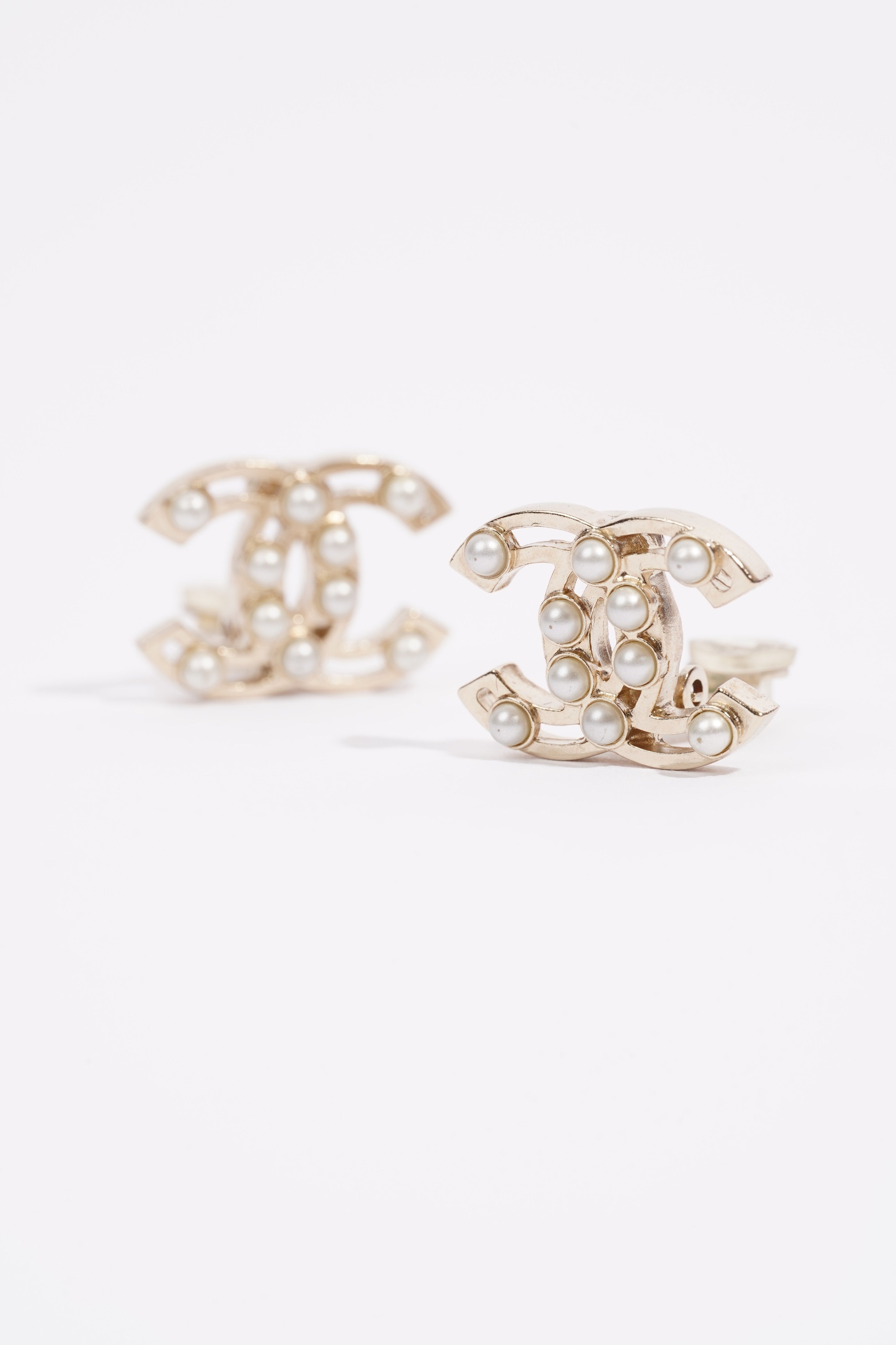 Chanel Logo Pearl Earring Silver / Pearl Base Metal