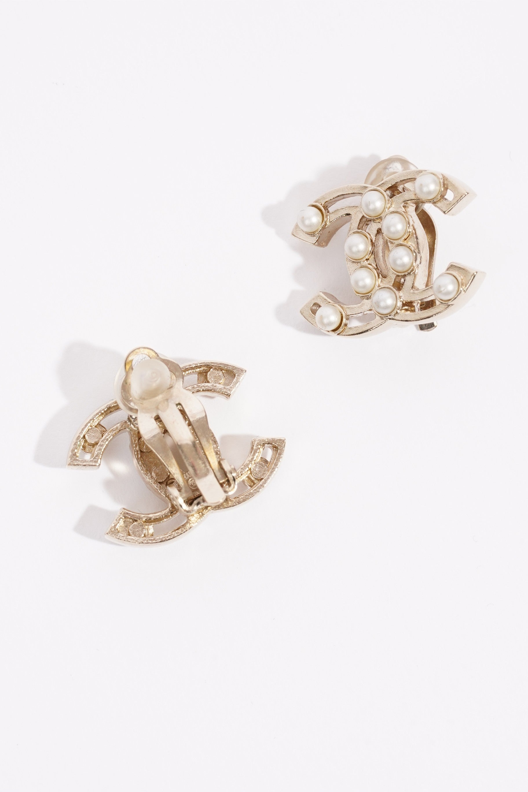 Chanel Logo Pearl Earring Silver / Pearl Base Metal