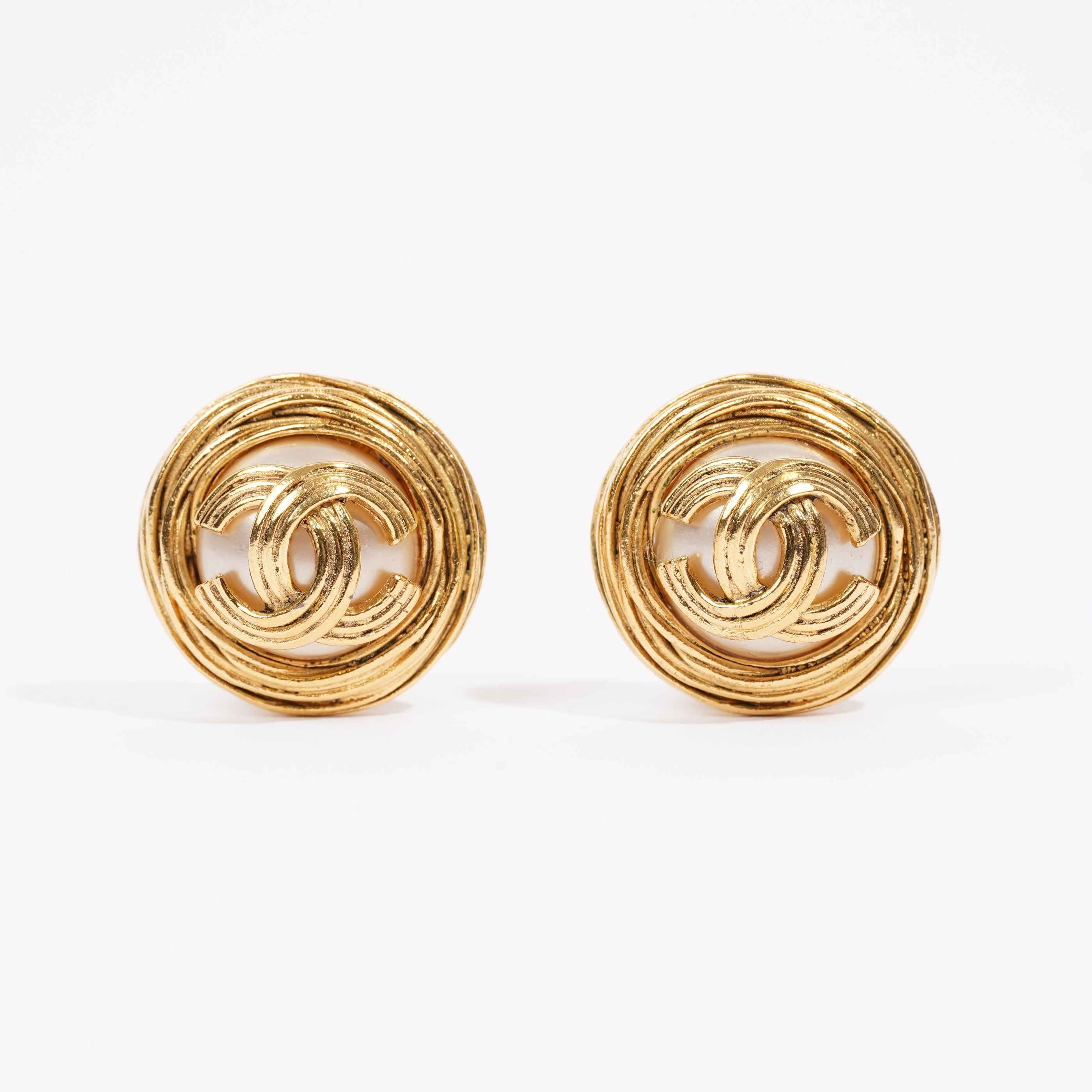 Chanel Logo Pearl Earings Gold / Pearl Gold Plated