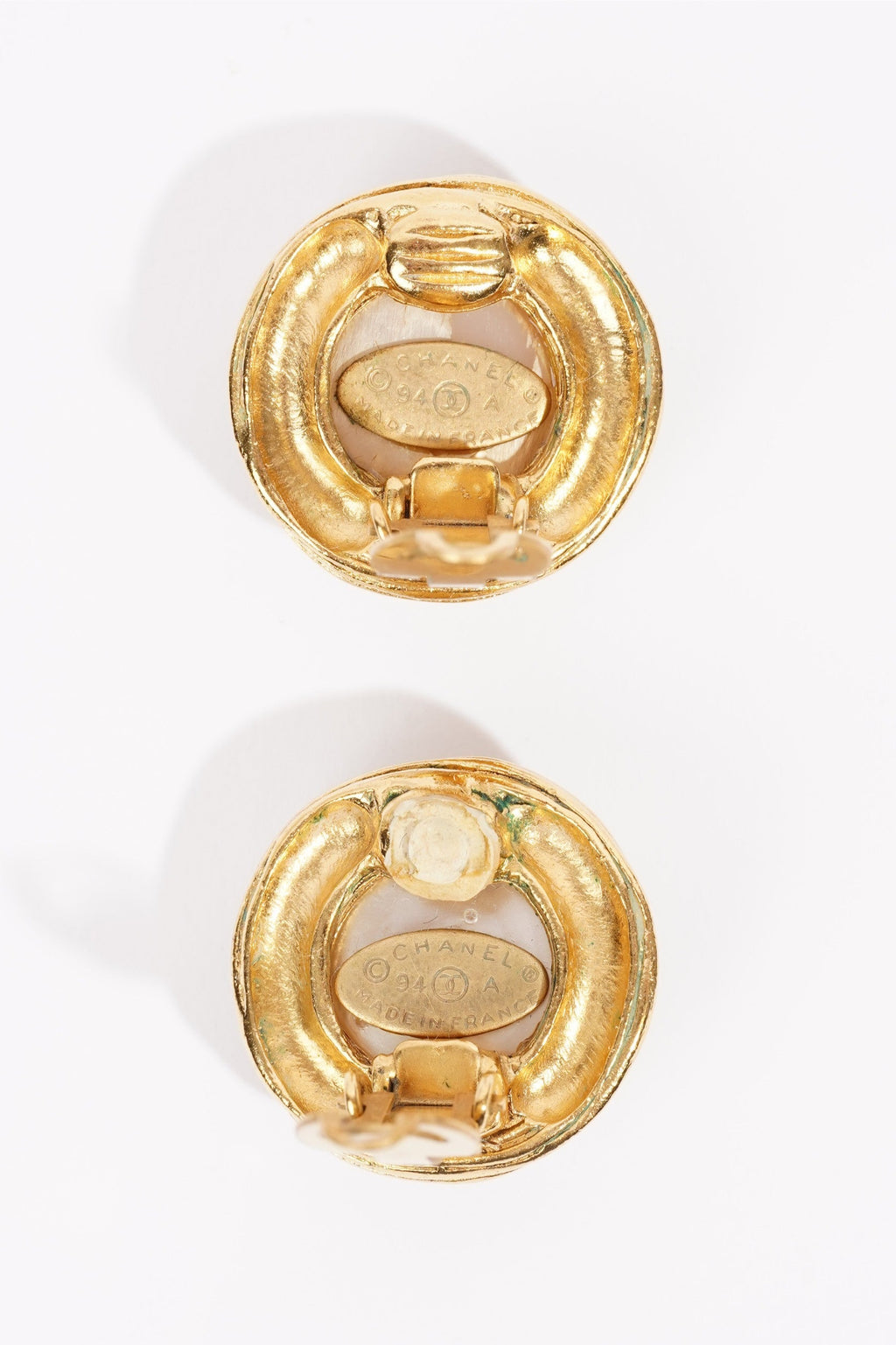 Chanel Logo Pearl Earings Gold / Pearl Gold Plated