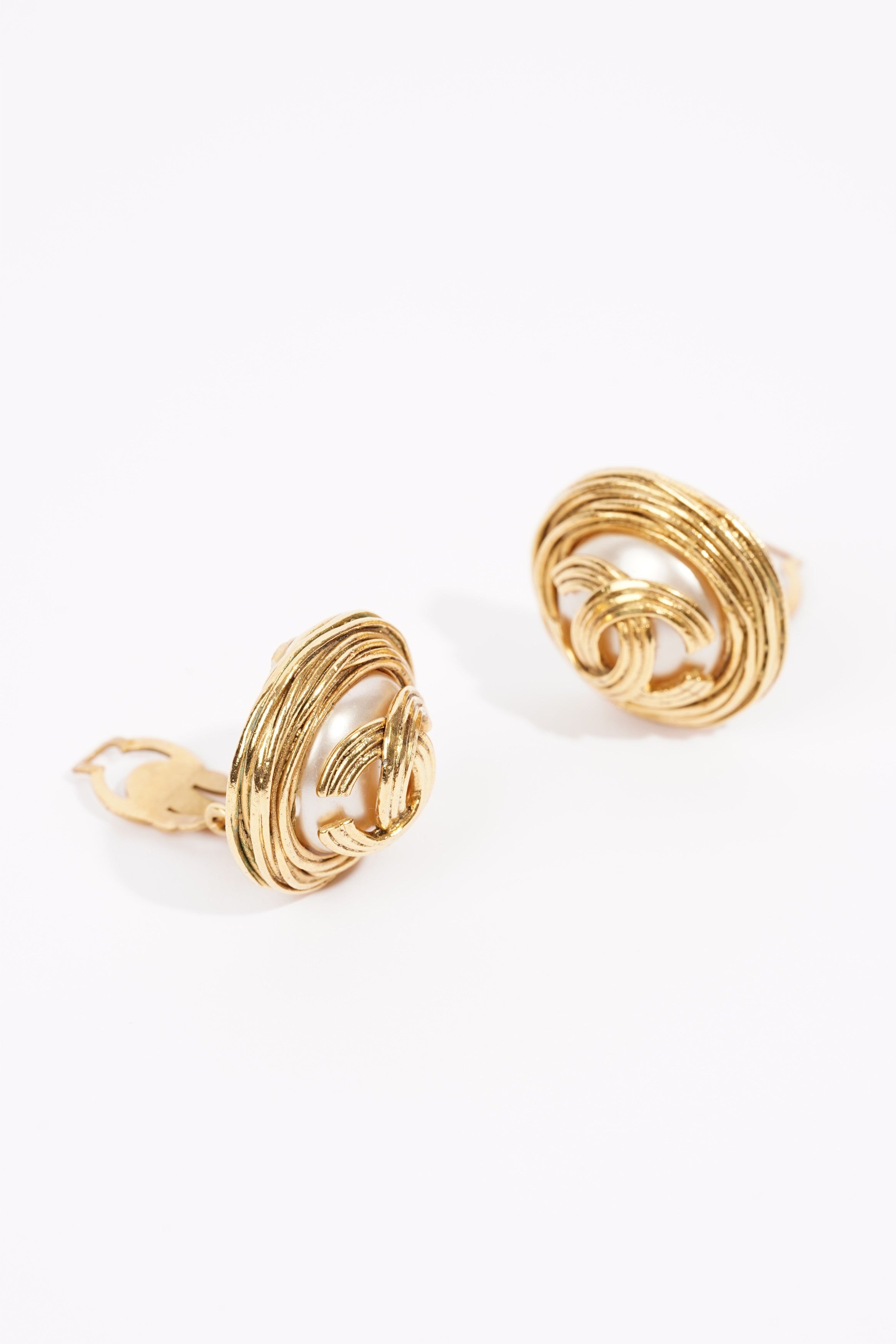 Chanel Logo Pearl Earings Gold / Pearl Gold Plated