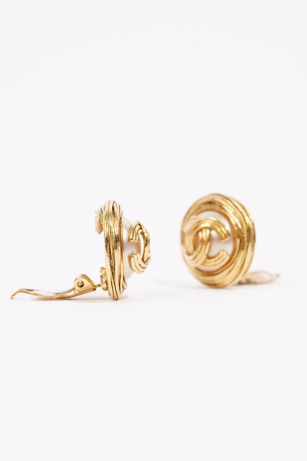 Chanel Logo Pearl Earings Gold / Pearl Gold Plated