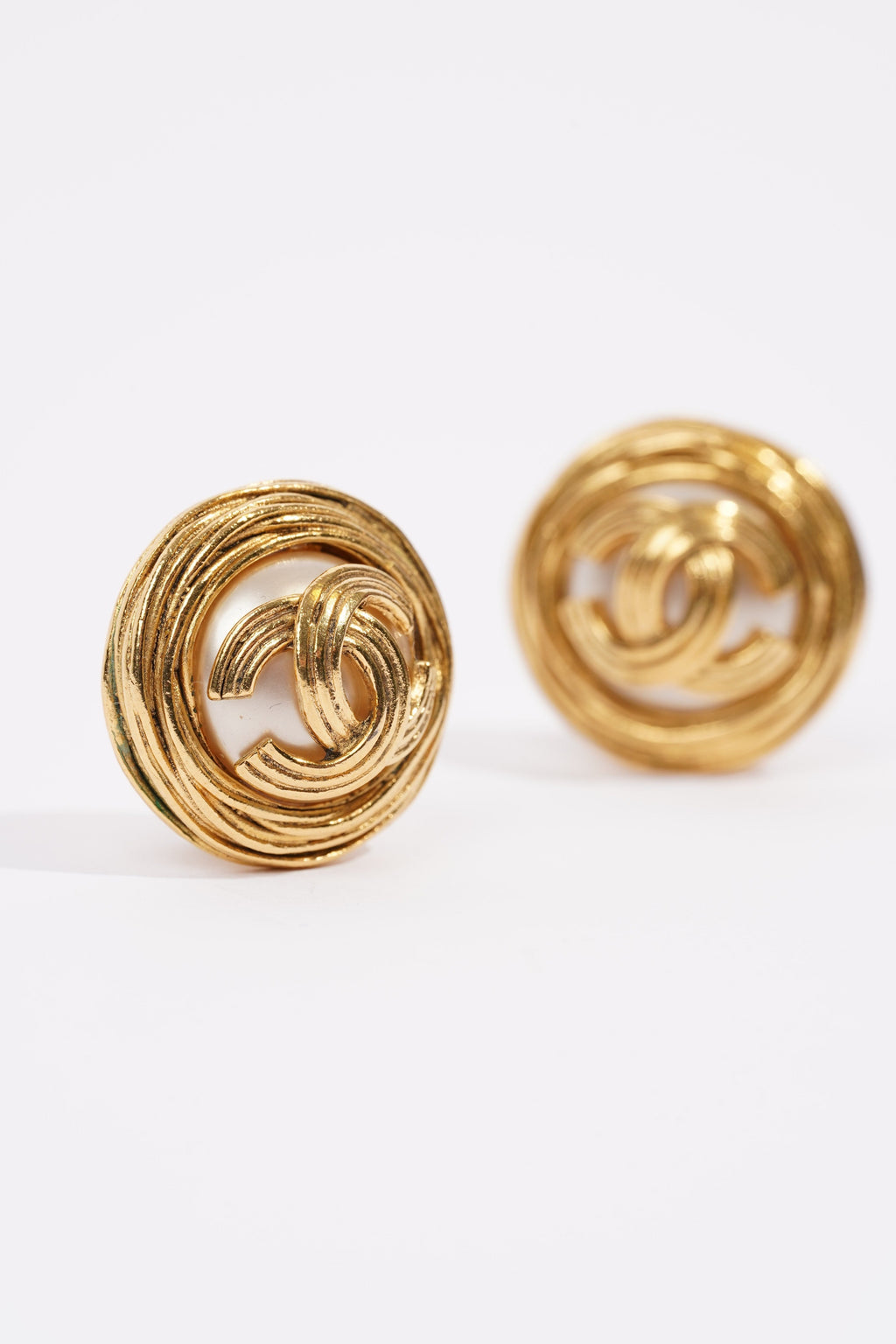 Chanel Logo Pearl Earings Gold / Pearl Gold Plated
