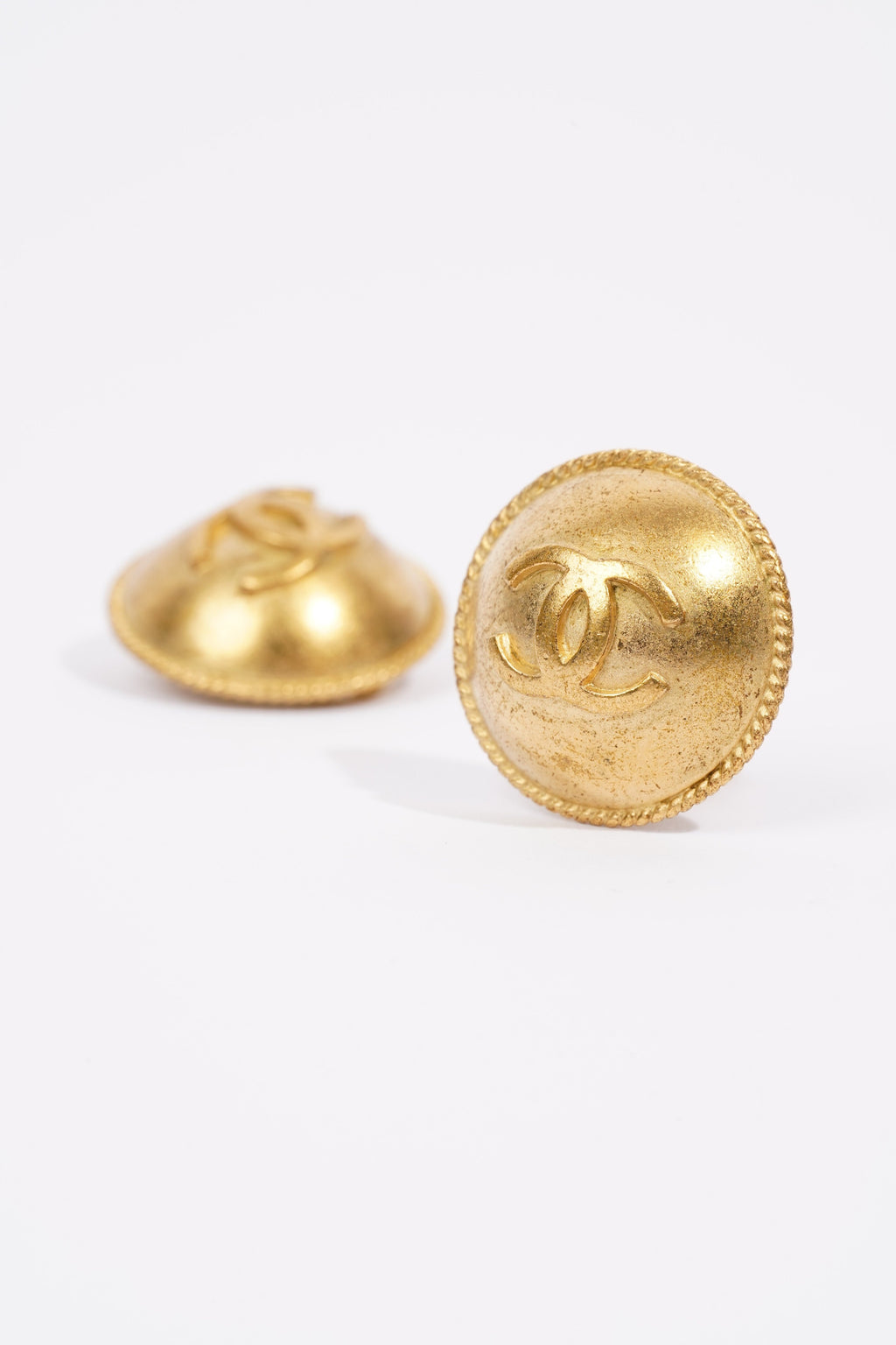 Chanel Smooth Round Logo Earrings Gold Gold Plated